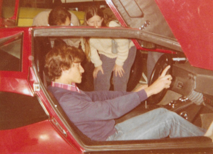 countach seated